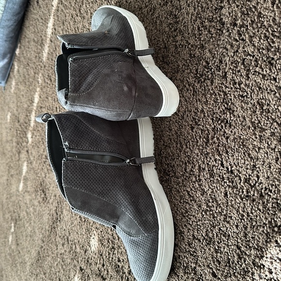 Mia grey wedge booties EUC 8.5 - Picture 3 of 5